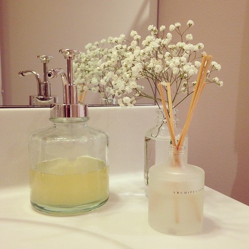 This is a little vignette from the guest bathroom. It makes me entirely too happy.